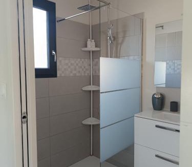Taillades Apartment | La Cigale sous l'Olivier - Chambre , SdB et Salon Privé Chez l'habitant - Piscine