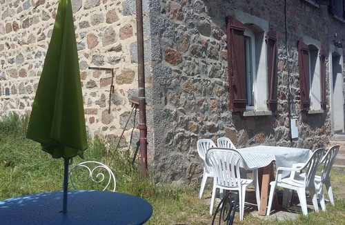 Les Halles House | La Clef des champs: 9 person gîte Mts lyonnais - 4 bedrooms