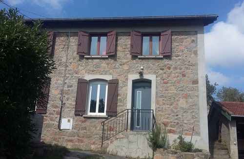 Les Halles House | La Clef des champs: 9 person gîte Mts lyonnais - 4 bedrooms