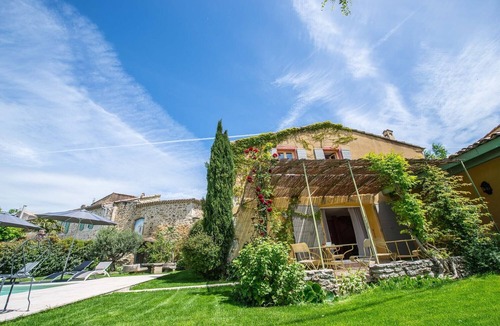 Colonzelle House | La Demeure de Cybèle | Gîte 10 pers. Drôme Provençale | Swimming pool & play area