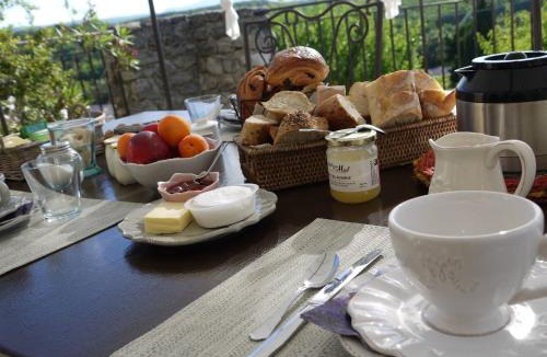 Reauville Bed & Breakfast | La Ferme les Eybrachas