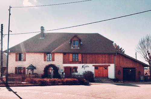 Frasne Apartment | La Fermette Gîte Atypique à Frasne