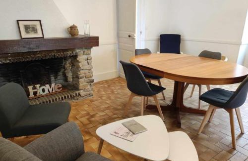 Accolay House | La glycine