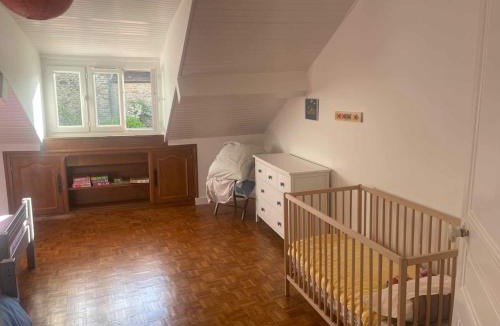 Accolay House | La glycine