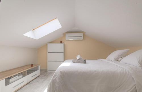 Villefranche-sur-Saone House | La Halte Dorée Beaujolaise, dépendance avec piscine partagée