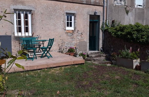 Chateau-Chinon Apartment | "La Halte Verte" , Charmant Studio Tout Confort en Centre Ville