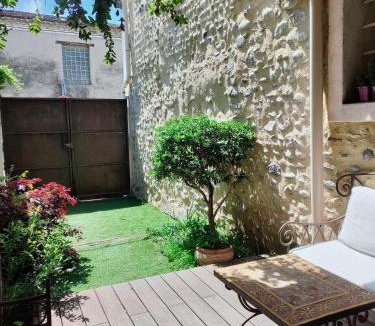 Ancone Apartment | La magnanerie colorée. (5 personnes, 3 chambres)