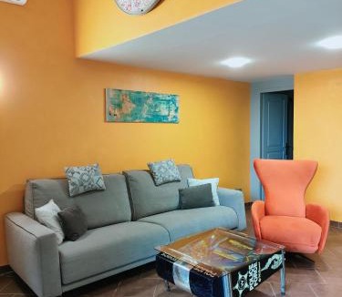 Ancone Apartment | La magnanerie colorée. (5 personnes, 3 chambres)
