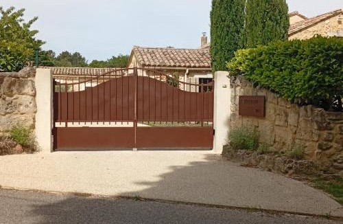 Saint-Paul-Trois-Chateaux Bed & Breakfast | la maison