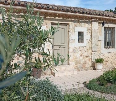Saint-Paul-Trois-Chateaux Bed & Breakfast | la maison