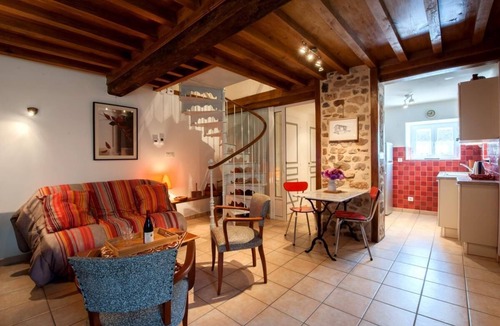 Montagny-sur-Grosne House | La Maison aux Pierres Levées