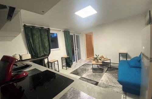 Plateau — Pyramide House | La maison bleue (4 km from Orly airport without planes)