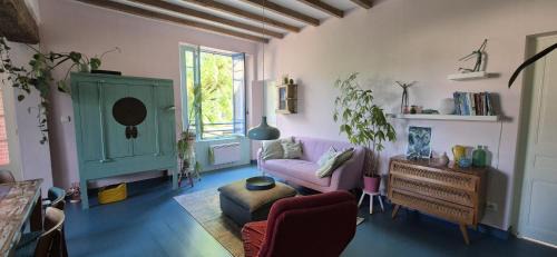 Accolay House | La maison colorée