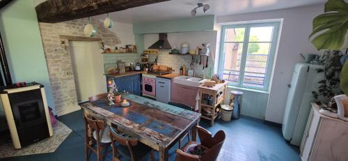 Accolay House | La maison colorée