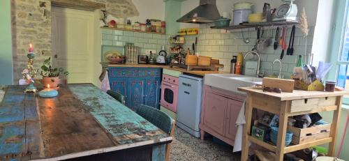 Accolay House | La maison colorée