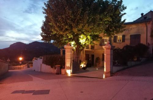Le Barroux Apartment | La maison d'Yvette - Gîte avec piscine, terrasse privée et vue