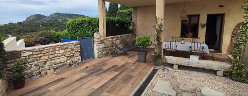 Le Barroux Apartment | La maison d'Yvette - Gîte avec piscine, terrasse privée et vue