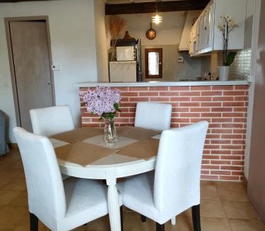 Le Barroux Apartment | La maison d'Yvette - Gîte avec piscine, terrasse privée et vue