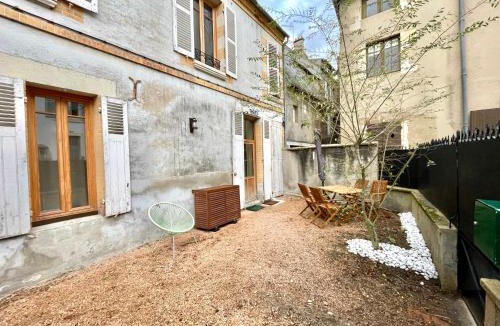 Moulins Apartment | La Maison Des Cours - WIFI - Centre ville