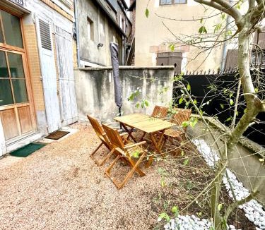 Moulins Apartment | La Maison Des Cours - WIFI - Centre ville