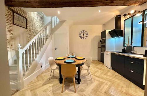 Moulins Apartment | La Maison Des Cours - WIFI - Centre ville
