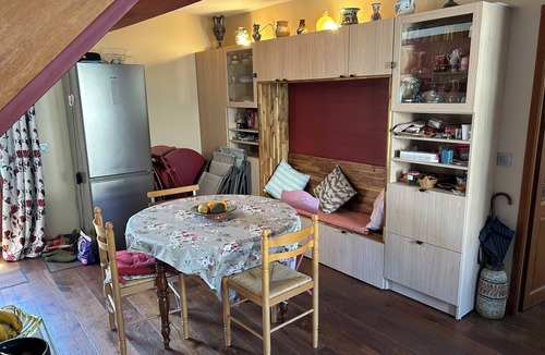 Garchy House | La Maison en Couleurs, quiet village, pleasant garden, near the Loire.