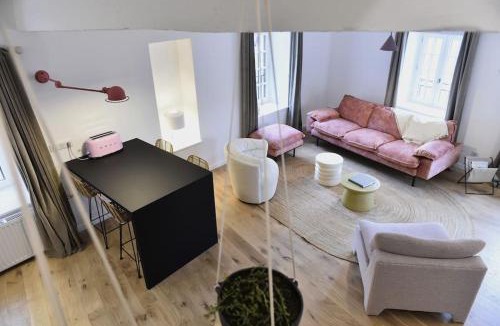 Roanne House | La Maison Rose, chaleureuse et luxueuse