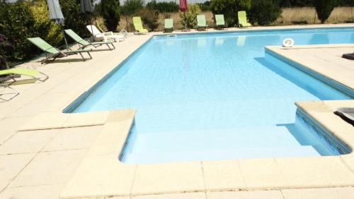 Lorignac House | La Petite Grange gîte climatisé plain-pied 3 chambres 5 personnes 2 toilettes, parking, WIFI, piscine d'été chauffée à partager, Animaux acceptés Gîte en pleine nature