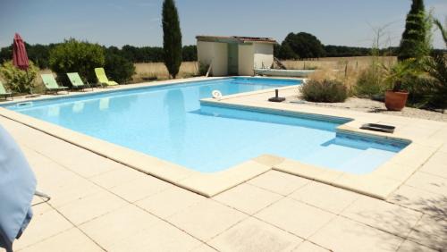 Lorignac House | La Petite Grange gîte climatisé plain-pied 3 chambres 5 personnes 2 toilettes, parking, WIFI, piscine d'été chauffée à partager, Animaux acceptés Gîte en pleine nature