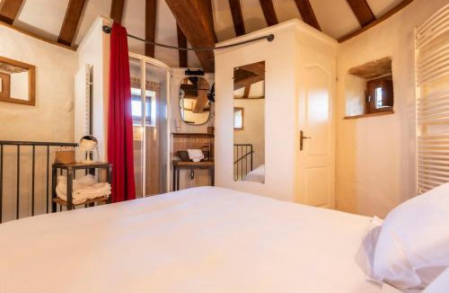 Hurigny Apartment | La Petite Tour du Château de Salornay