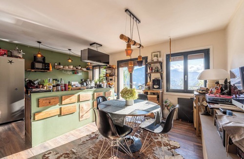 Navette Apartment | 'La Roue' Room with Mountain Views, Shared Pool, and Wi-Fi