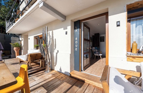 Navette Apartment | 'La Roue' Room with Mountain Views, Shared Pool, and Wi-Fi