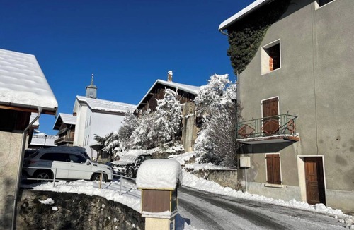 Navette Apartment | 'La Roue' Room with Mountain Views, Shared Pool, and Wi-Fi