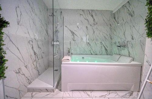Livron-sur-Drome Apartment | LA SECRET ROOM - suite de luxe avec jacuzzi