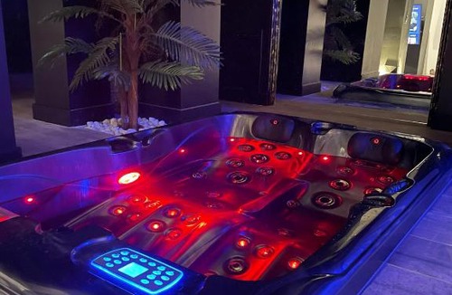 Saint-Martin-d'Heres Hotel | La suite Grenoble spa jacuzzi et sauna privatif