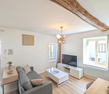 Vertrieu Apartment | La Tour - Appartement rénové, calme et confortable