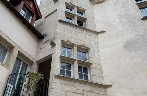 Paroisse Notre-Dame Apartment | La Tour Unique view Former town house