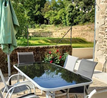 Genissieux House | La Truffière des Collines, gîte 6 personnes, 3 chambres, terrasses et jardin