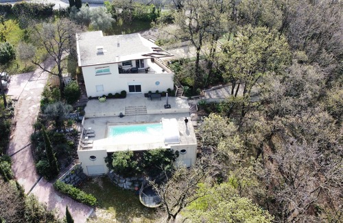 Chateauneuf-du-Rhone Villa | La Villa des Chênes, en Forêt Avec Piscine Privée