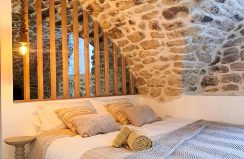 Etoile-sur-Rhone Apartment | La Voûte Etoilée - Suite avec sauna et jacuzzi