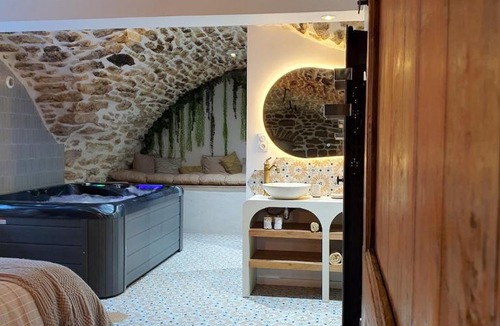 Etoile-sur-Rhone Apartment | La Voûte Etoilée - Suite avec sauna et jacuzzi