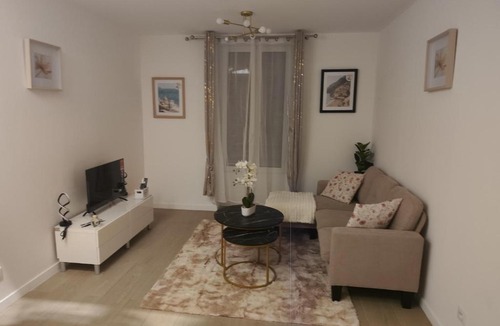 Villeneuve-Saint-Georges Apartment | LaBulle Cozy, air-conditioned duplex near Paris