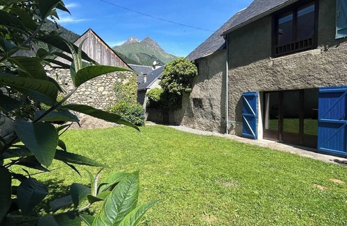 Bazus-Aure House | Large country house with a fenced garden, pets allowed.