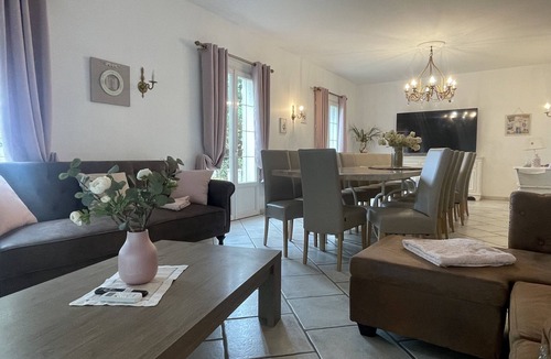 Brazey-en-Plaine Villa | Large gite sleeping 15 to 20 people indoor swimming pool and reception room