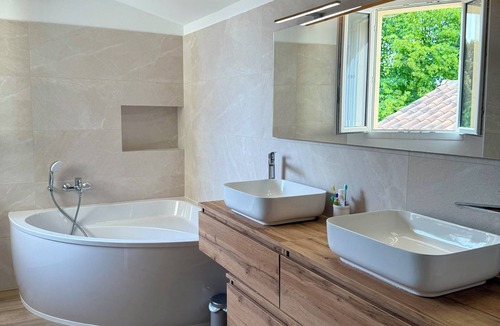 Valreas House | Large renovated Mas provençale with swimming pool