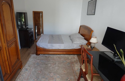 Le Kremlin-Bicetre Bed & Breakfast | Large room near metros 7 and 14