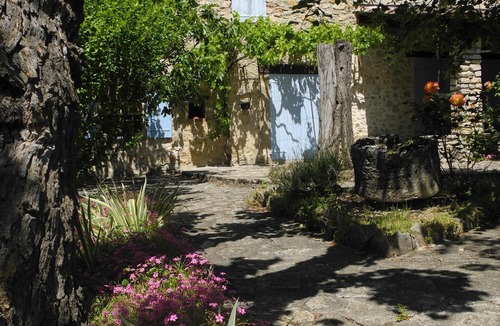 Mollans-sur-Ouveze House | Large stone house with flair in Drôme provençale