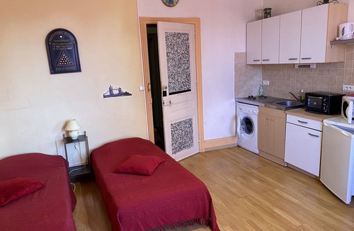 Vittel Apartment | Large studio located opposite the spa park.