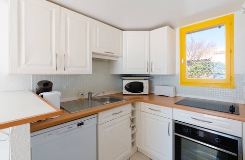 Gruissan House | LB39 Air-conditioned bungalow facing the Grazel Beach in a residence with swimming pool