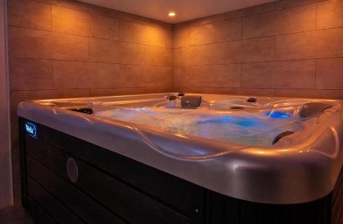 Paroisse Notre-Dame Apartment | Le Bain des VioIettes - Grand jacuzzi privatif